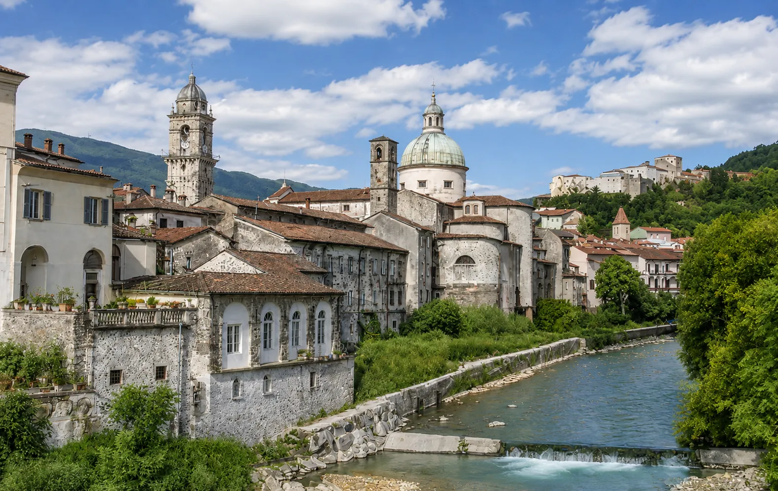 Pontremoli: il fiume Magra, il Duomo con cupola in rame, il centro storico e il Castello del Piagnaro sullo sfondo