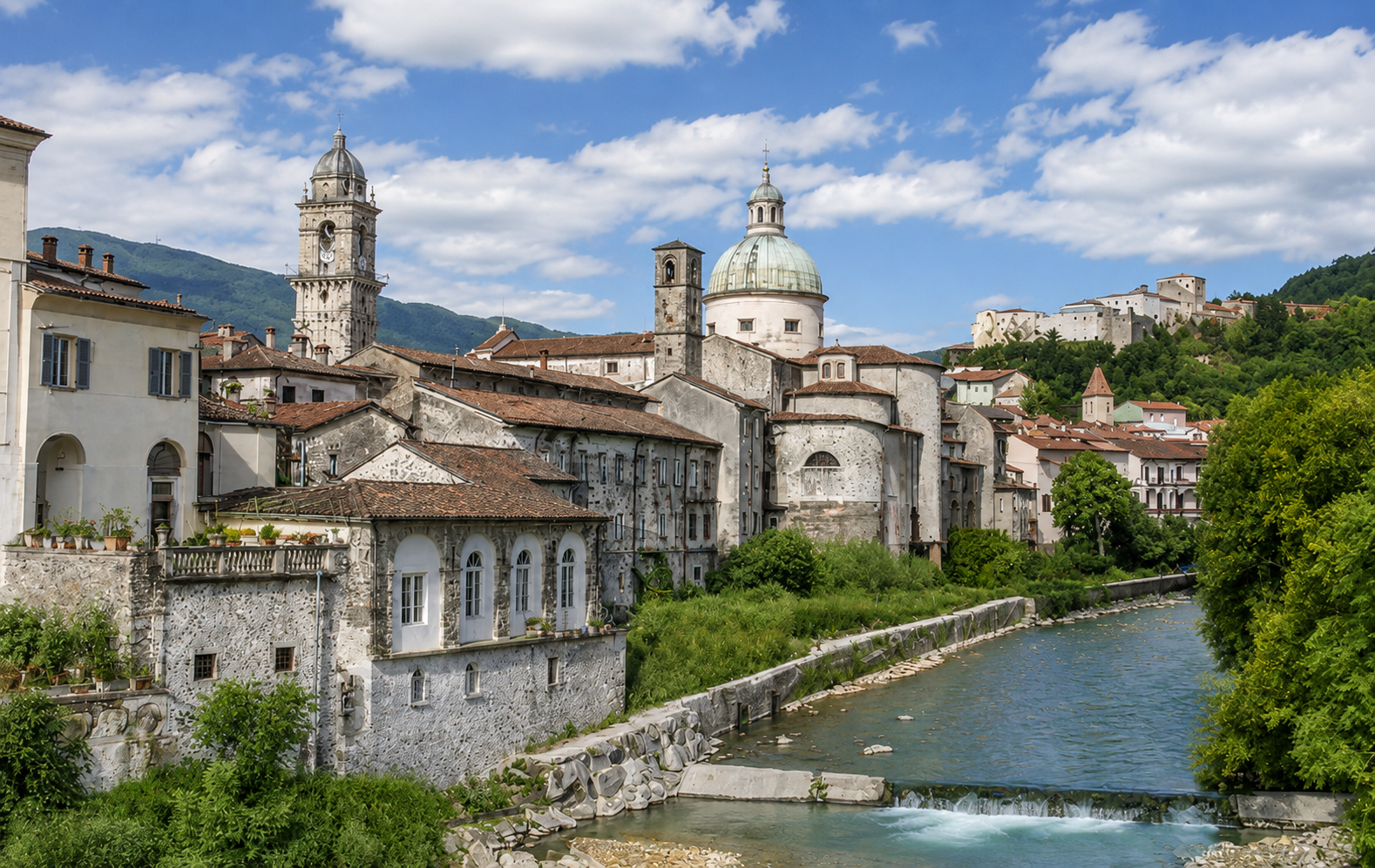 Pontremoli: il fiume Magra, il Duomo con cupola in rame, il centro storico e il Castello del Piagnaro sullo sfondo